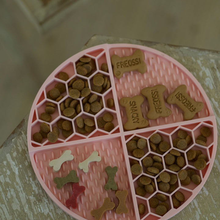 Interactive pink slow feeder mat – safe enrichment toy for dogs & cats, improves digestion & reduces anxiety.